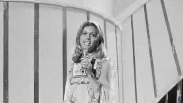 Olivia Newton-John bei ihrem Auftritt während des Eurovision Song Contests 1974