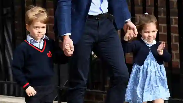 Prinz George Prinzessin Charlotte winkt