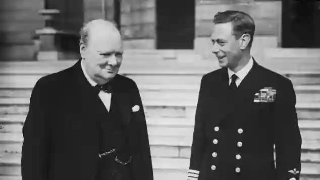 Winston Churchill und König George VI. 1942 vor dem Buckingsham Palace