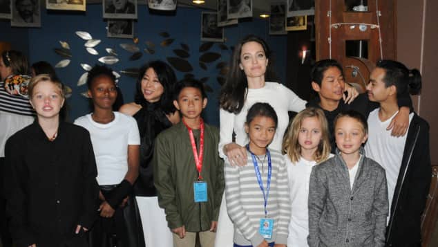 Angelina Jolie So Gross Sind Ihre Kinder Schon Jolie adoptierte die kleine aus aethiopien 2005, doch nun koennte sich die adoption als unrechtmaessig herausstellen, denn die umstaende des verfahrens sind tatsaechlich unklar. angelina jolie so gross sind ihre