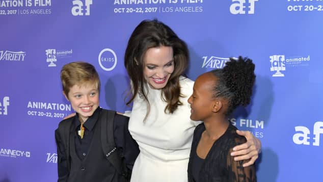 Angelina Jolie So Gross Sind Ihre Kinder Schon Angelina jolie kam zur premiere von maleficent 2 nicht allein. angelina jolie so gross sind ihre