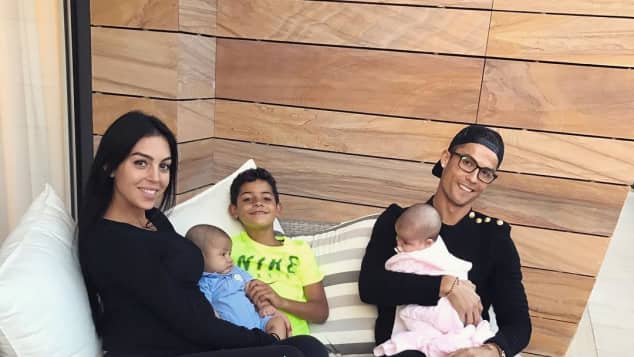 Alle fünf zusammen: So süß ist Cristiano Ronaldos Familie