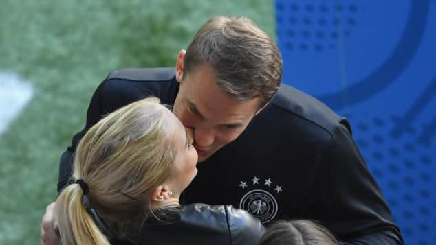 Hier Knutscht Manuel Neuer Seine Freundin Nina Weiss