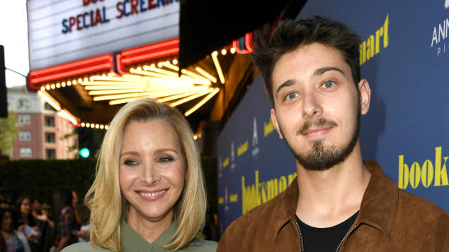 Das Ist Lisa Kudrows Sohn Julian Murray Julian is all grown up, but he still likes to spend time with his famous mother. das ist lisa kudrows sohn julian murray