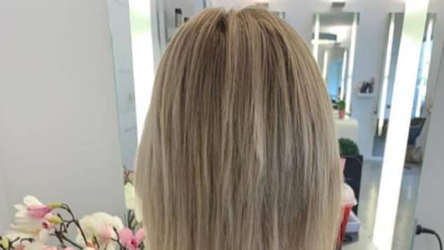 so sieht gerda lewis ohne extensions aus