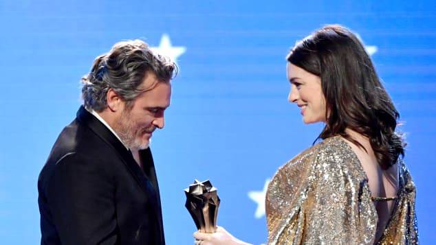 Critics Choice Awards 2020 Das Sind Die Gewinner Anne hathaway, kate beckinsale and more.