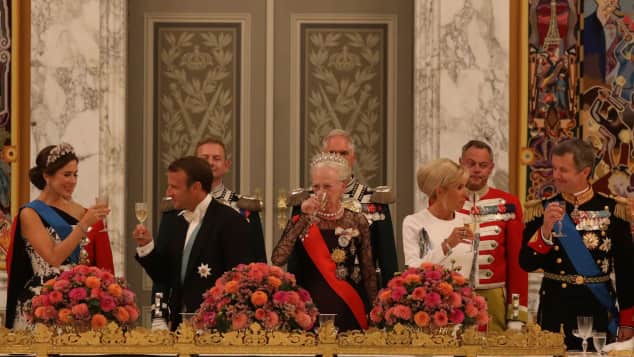 Emmanuel Macron mit seiner Frau beim festlichen Galadiner in Dänemark 