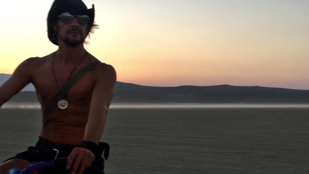 Thomas Hayo zeigt sein Sixpack