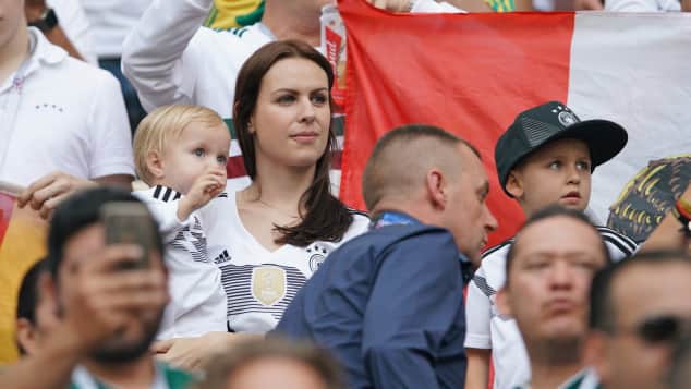 Toni Kroos' Frau Jessica und die Kids unterstützen ihn in ...