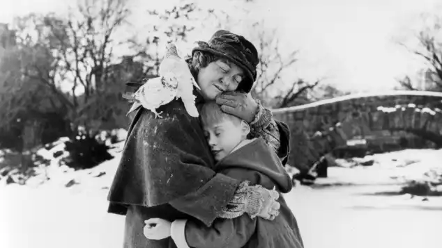 Brenda Fricker und Macaulay Culkin