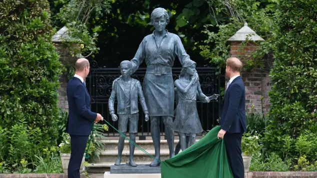 Prinz William, Prinz Harry und Prinzessin Diana Statue