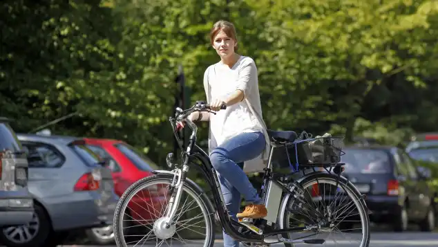 Frau auf E-Bike.jpg