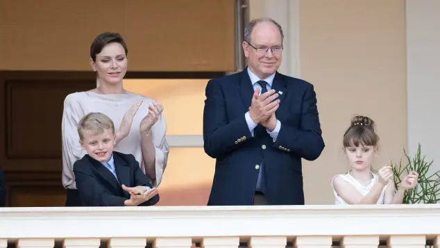 Fürstin Charlène und Fürst Albert mit ihren Kindern