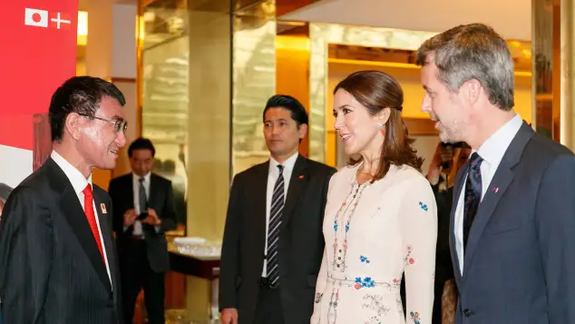 Japanischer Außenminister Taro Kono mit Prinzessin Mary von Dänemark und Prinz Frederik von Dänemark