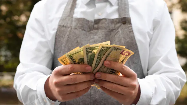 Kellner mit Trinkgeld (Symbolbild)
