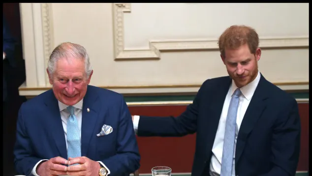 König Charles und Prinz Harry