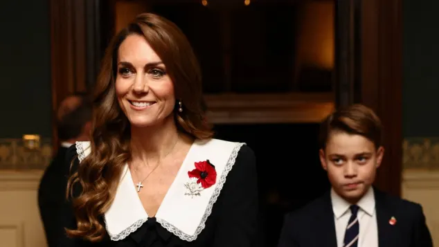 Prinz George und seine Mutter Kate am Remembrance Sunday