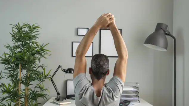 Symbolbild Strecken am Schreibtisch