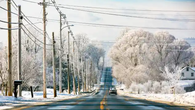 Symbolbild: Straße mit Schnee