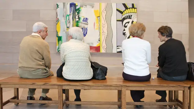  Symbolbild Rentner im Museum