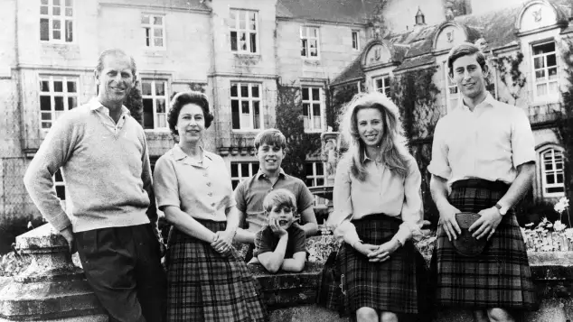 Königin Elisabeth II. mit Prinz Philip und ihren Kindern