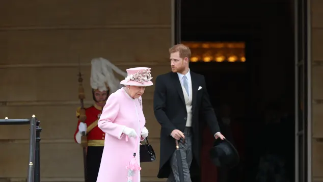Königin Elisabeth II. und Prinz Harry