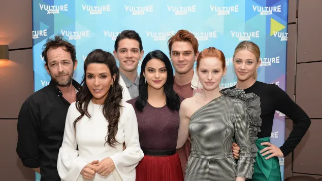  Luke Perry, Marisol Nichols, Casey Cott, Camila Mendes, KJ Apa, Madelaine Petsch und Lili Reinhart