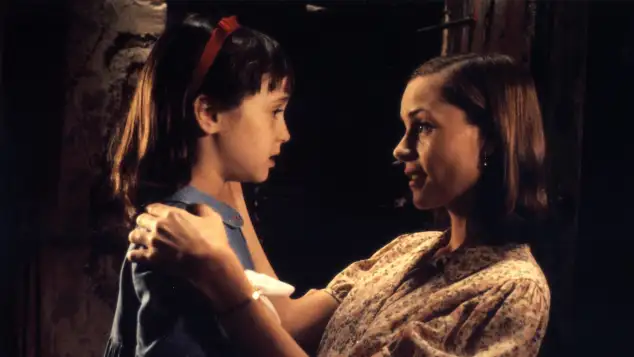 „Matilda“ (Mara Wilson) und „Fräulein Honig“ (Embeth Davidtz)