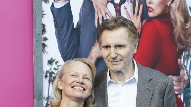 Pamela Anderson und Liam Neeson