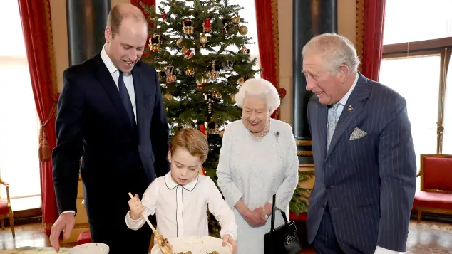 Prinz William, Prinz George, Königin Elisabeth II. und Prinz Charles