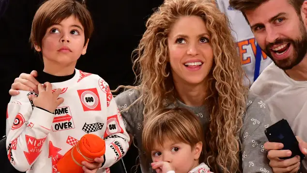 Gerard Piqué und Shakira mit ihren Söhnen