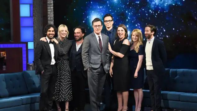 „The Big Bang Theory“-Stars mit Stephen Colbert