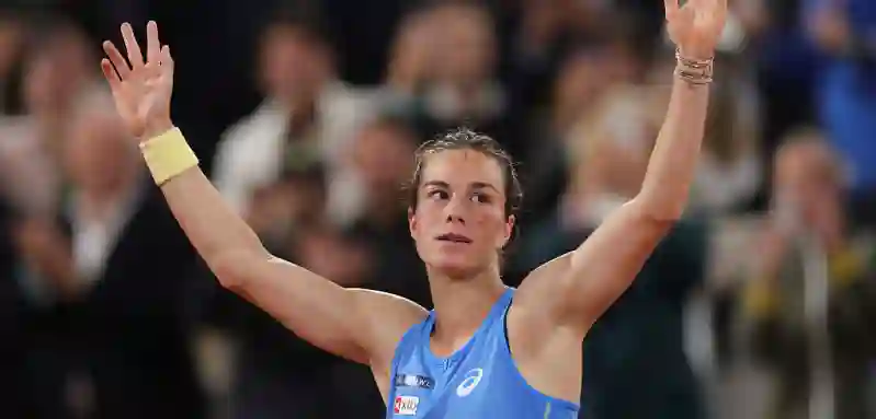 Loïs Boisson feiert ihren Sieg über Mirra Andreeva