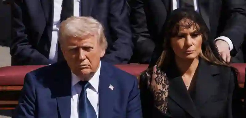 Donald Trump und Melania Trump bei der Beerdigung von Papst Franziskus