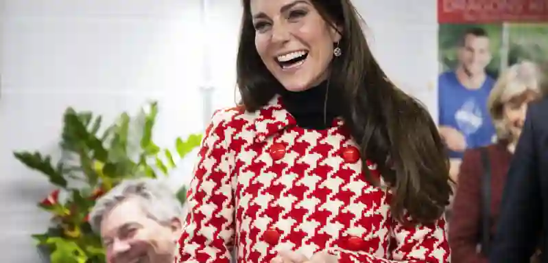 Prinzessin Kate Mutterschaftsmantel rot weiß Hahnentritt Prinz William schwanger Prinz Louis