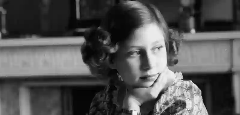 Prinzessin Margaret Rose studiert am 22. Juni 1940 im Schulzimmer auf Schloss Windsor.