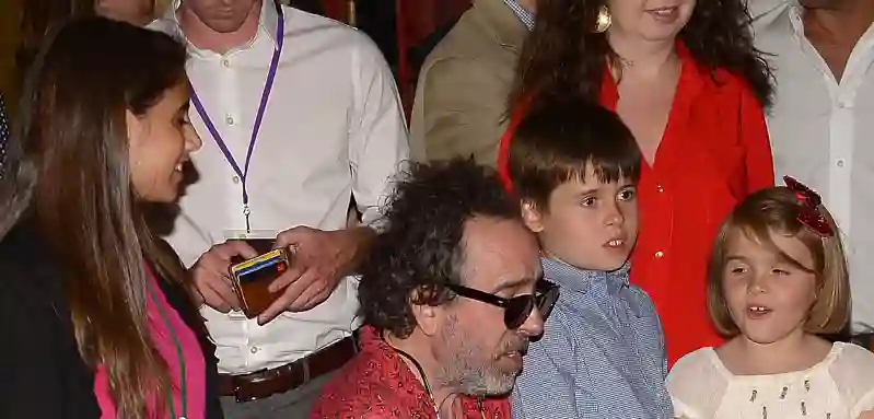 Tim Burton mit seinen Kindern Billy Raymond Burton und  Nell Burton