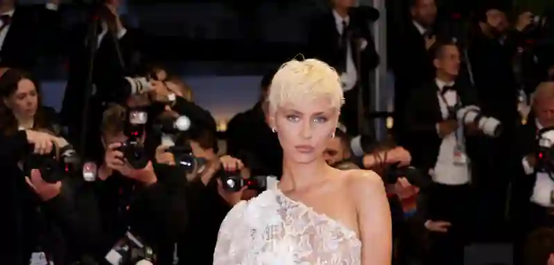 Iris Law in einem verführerischen Dress in Cannes