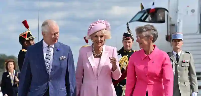 König Charles und Königin Camilla werden in Paris von der französischen Premierministerin Elisabeth Borne empfangen