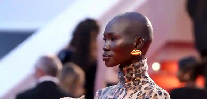 Mitchell Akat Maruko Raan zieht auf dem roten Teppich in Cannes mit einem krassen Look alle Blicke auf sich