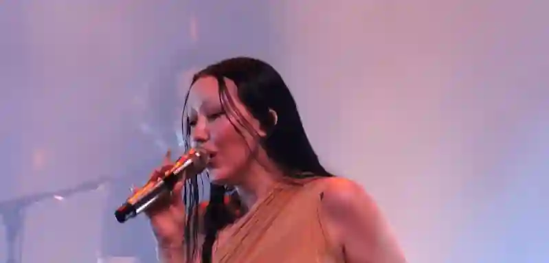 Noah Cyrus trat in einem Transparent-Dress bei ihrem Konzert in Sao Paulo auf