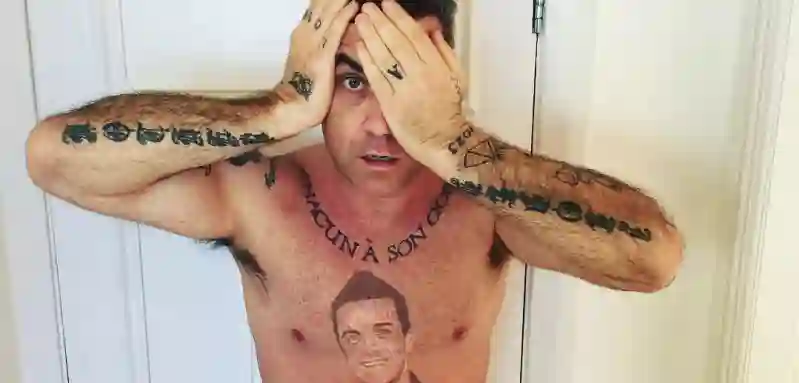 Robbie Williams mit einem Tattoo von seinem Gesicht, Robbie Williams, Robbie Williams Tattoo