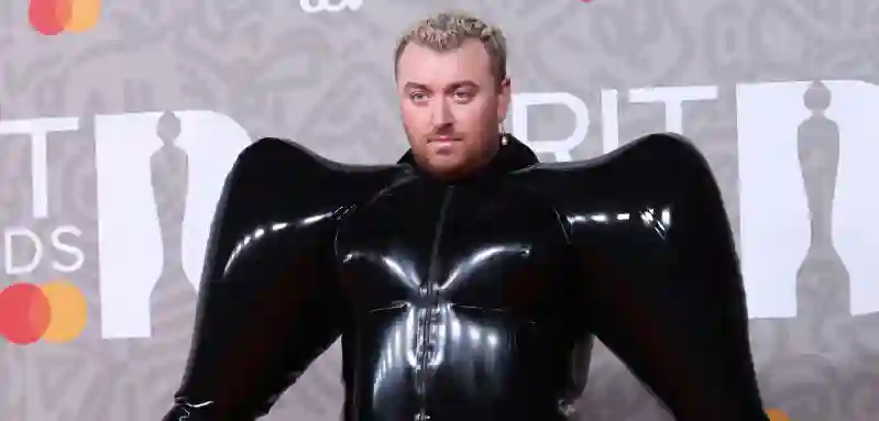 Sam Smith in einem krassen Latex-Outfit bei den Brit Awards