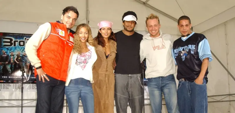 Bro'Sis-Mitglieder Faiz Mangat, Hila Bronstein, Indira Weis, Giovanni Zarella, Ross Antony und Shaham Joyce