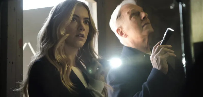 Emily Wickersham und Mark Harmon