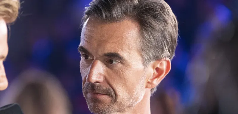 Florian Silbereisen besorgt eine Kollegin.