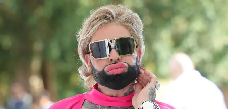 Harald Glööckler ist Teil von Promis unter Palmen.