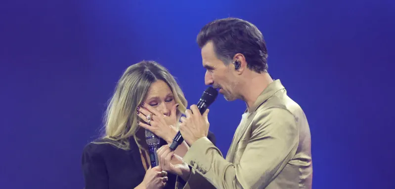 Helene Fischer und Florian Silbereisen teilen emotionalen Moment auf der Bühne.