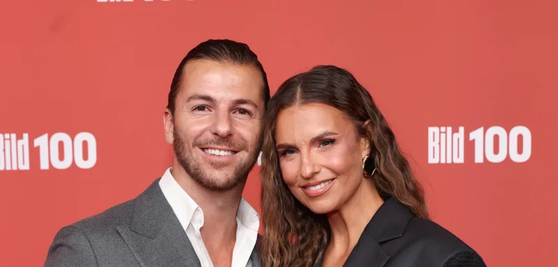 Laura Wontorra und Riccardo Basile zeigen sich auf dem Red Carpet.