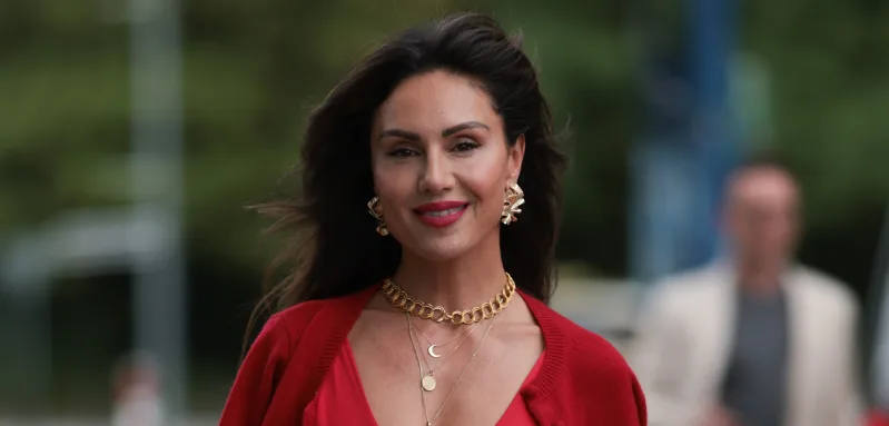 nazan eckes heiß freizügig haut bh kleid
